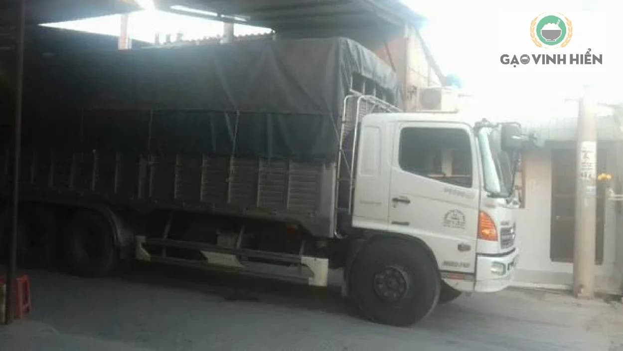 Nhà máy gạo Vinh Hiển giao gạo cho đối tác lớn