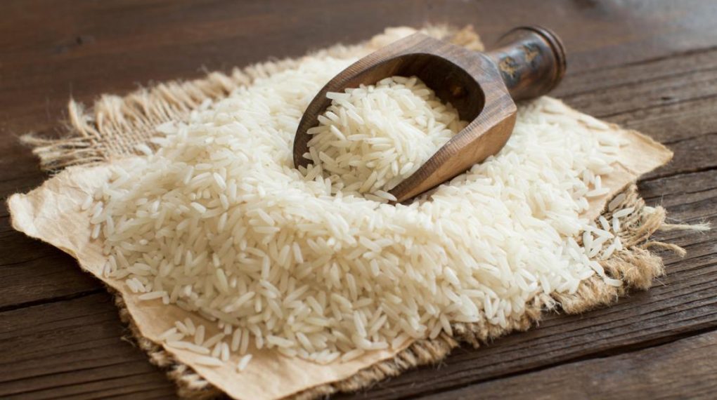 Chọn gạo làm bánh tráng (Nguồn: Internet)