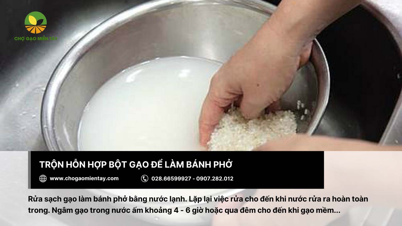 Bước đầu tiên cần làm để sản xuất bánh phở là trộn hỗn hợp bột gạo