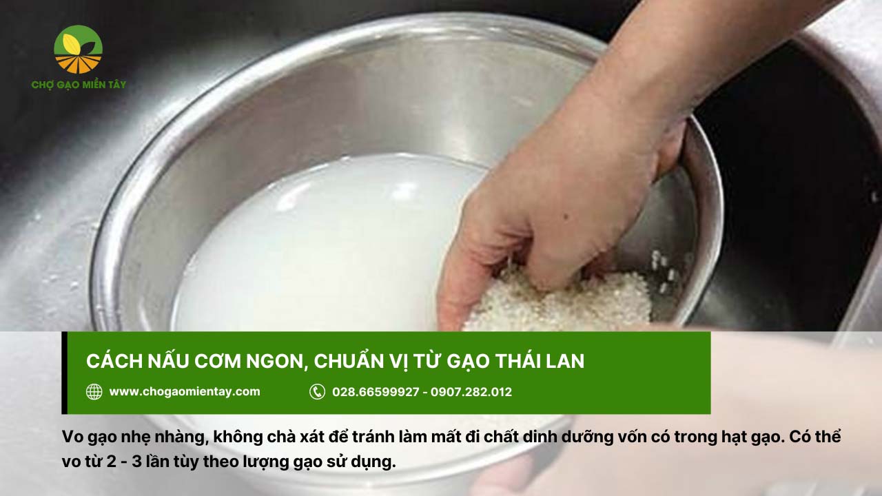 Nên vo gạo Thái một cách nhẹ nhàng, tránh chà quá mạnh mà mất đi chất dinh dưỡng