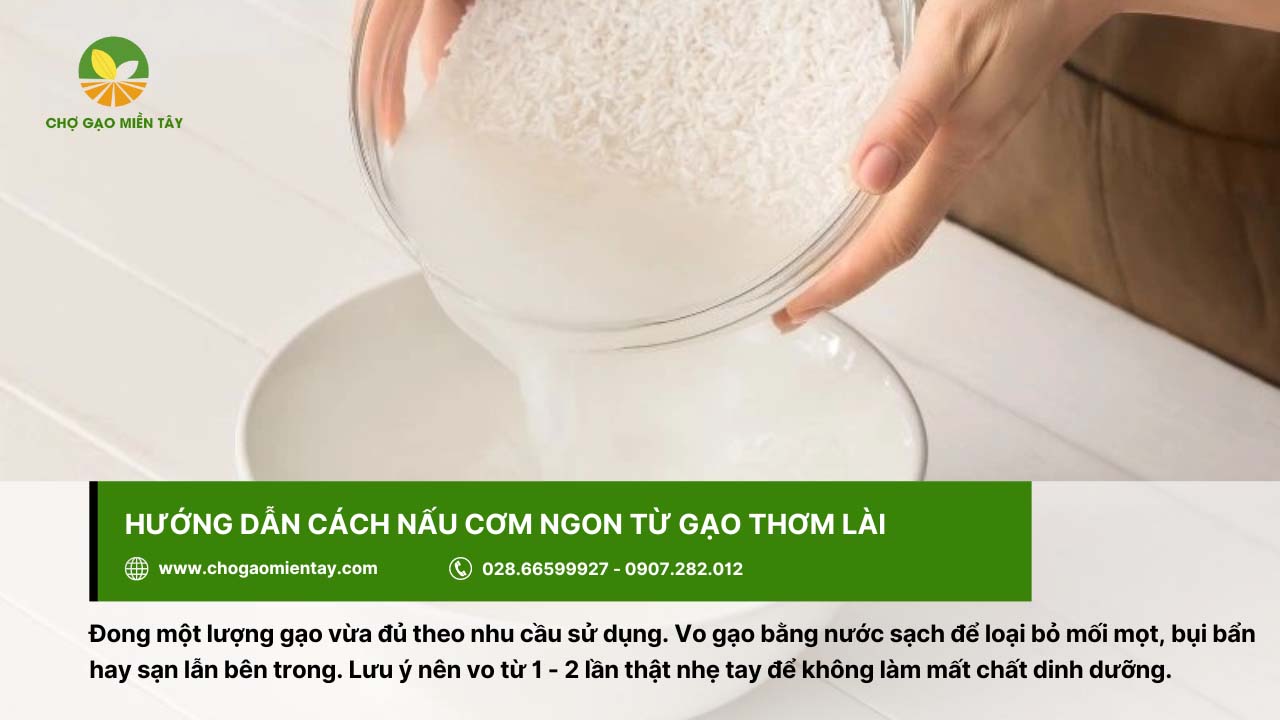 Vo gạo Thơm Lài bằng nước sạch nhằm loại bỏ bụi bẩn